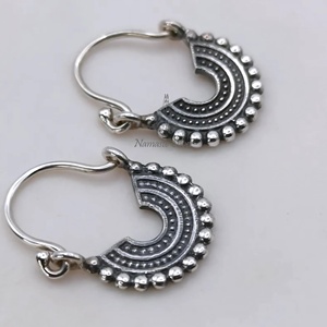 Élégantes boucles d'oreilles pendantes en argent sterling 925, faites à la main, style Chandbali avec motif floral et croissant de lune, cadeau pour maman - Product Image 5