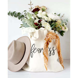 Sac fourre-tout en toile de coton couleur unie Fearless Gym avec fermeture ouverte - Product Image 3