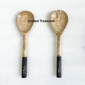 Ensemble de serveurs à salade de couverts finis avec poignée en émail noir attrayant avec fourchette et cuillère de service à la maison et à l'hôtel - Product Image 1