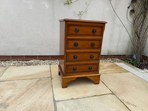 Traditional Solid Wood Nightstand with 3 Drawers Antique Design Bedroom Furniture <b>Side</b> <b>Table</b> - Product Image 3