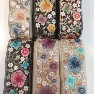 Vente en gros de dentelle brodée en polyester de haute qualité avec paillettes pour la décoration d'accessoires de vêtement - Product Image 1