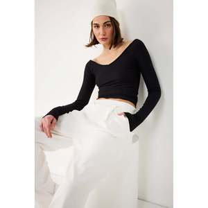 เสื้อยืดคอกว้างทรงสลิมฟิต ผ้าริบ ระบายอากาศได้ดี ผลิตจากผ้าฝ้ายผสมสแปนเด็กซ์ ไซส์เดียว ใส่ได้ทั้งไซส์ปกติและไซส์ใหญ่ ความยาวสั้น ปักลายตัวอักษรเรียบง่าย - Product Image 3