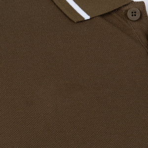 เสื้อโปโลผู้ชายสีน้ำตาล แขนสั้น ผ้าปิเก้ สีพื้น ดีไซน์ลำลอง ถักทอ กระดุมหน้า ทรงปกติ - Product Image 2
