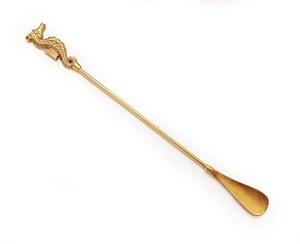 Accessoire de luxe en métal doré, design hippocampe long, créé pour un entrée confortable des chaussures et un attrait décoratif, en provenance d'Inde - Product Image 1