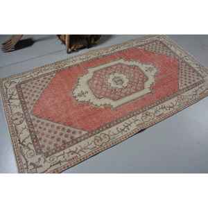 Alfombra Turca Vintage de 3.6x7 pies, Alfombra Roja y Blanca con Diseño de Plantas y Árboles - Product Image 2