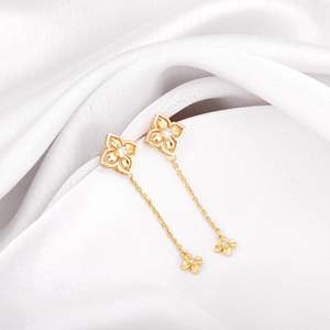 ต่างหูแฟชั่นลายดอกไม้สีทอง 925 เงิน - Product Image 2