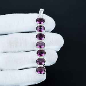 Pendentif améthyste en argent sterling 925 fait à la main avec pierres précieuses violettes taillées rondes bijoux de créateur longs pour femmes en gros - Product Image 2