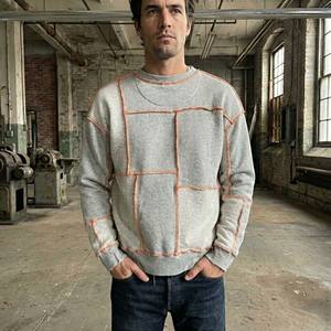 Sudadera de Forro Polar Desestructurada de Invierno para Hombre, Estilo Urbano, Color Gris Jaspeado, con Costuras en Contraste Naranja y Bordes Deshilachados - Product Image 3