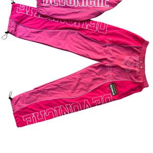 Ensemble survêtement homme avec cordon élastique réglable, pantalon et sweat-shirt en tissu parachute, logo brodé personnalisé - Product Image 4