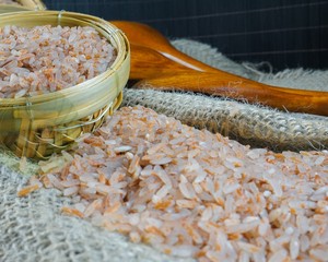 ข้าวสีน้ำตาลดิบสีแดงเวียดนามขายดีที่สุดข้าวเลือดมังกรอบแห้งซอฟท์พรีเมี่ยมติดต่อวา (+ 84) 961823303-Ms