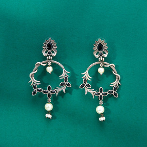 Dernières boucles d'oreilles de lustre de mode de qualité d'exportation en ligne Cerceau plaqué oxydé classique avec un look élégant - Product Image 2