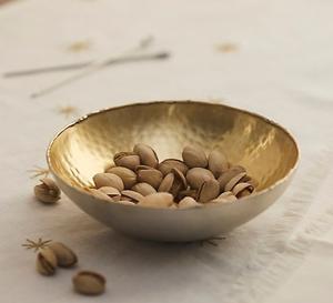 Impresionante cuenco de latón hecho a mano con elegantes detalles antiguos para frutas secas y dátiles durante las temporadas festivas - Product Image 6