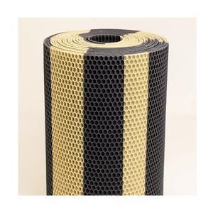 Rouleau de tapis de sécurité en nid d'abeille en PVC d'excellente qualité, revêtement de sol antidérapant robuste pour l'exploitation minière et la construction, disponible à la vente - Product Image 2