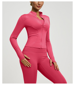 Ensemble de yoga innovant haute performance, haut court à découpes noir et short, vêtements de sport écologiques à séchage rapide - Product Image 1