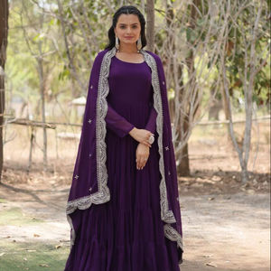 ชุดส่าหรีแบบดั้งเดิมสีม่วง ดีไซน์หรูหรา พร้อมผ้าคลุมไหล่ สำหรับผู้หญิงอินเดีย สวมใส่ในงานปาร์ตี้ ยาวคลุมเท้า แห้งเร็ว พร้อมสวมใส่ ขายส่งจากเมืองสุรัต ราคาประหยัด - Product Image 1