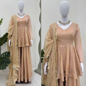 Designer Bollywood Tabby Organza Peplum Sharara Suit avec Dupatta Indian Pakistanais Eid Wedding Wear FASHIONHARBOUR Exclusive - Product Image 1