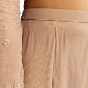 Ensemble Kurta Sharara en soie Georgette beige brodé avec des sequins et des motifs Cut Dana, pour mariage, fête, toutes saisons, personnalisé, culturel - Product Image 6