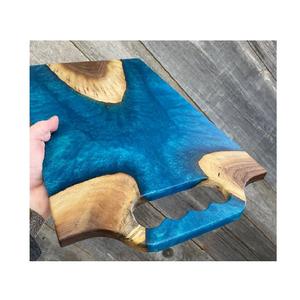 Tabla de cortar de resina decorativa con mezcla artística de colores hecha a mano para una presentación elegante y un uso moderno en la cocina - Product Image 2