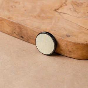 Autocollant rond poli en shungite pour téléphone, 0,9 po (23 mm) - Product Image 2