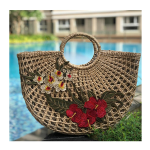 Bolsa de jacinto de agua tejida a mano con diseño de flores bordadas, forro suave, monedero de verano ecológico y elegante de Vietnam - Product Image 6