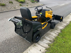 Tracteur de pelouse Cub Cadet XT1 avec lame à neige et kit hiver, tondeuse autoportée et chasse-neige à vendre - Product Image 5