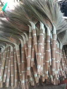 Balai à herbe écologique et durable à long manche avec couleur personnalisée, origine Vietnam, décoration de mariage, manche court en bambou, en gros - Product Image 3