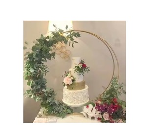 Présentoir à gâteau rond doré en métal, arc moderne en bois pour décoration de table de mariage - Product Image 1