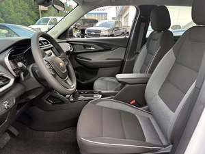 Chevrolet Trailblazer LS AWD 2023 d'occasion, intérieur foncé, régulateur de vitesse adaptatif, sièges en tissu - Product Image 5