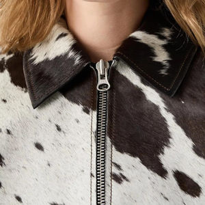 Chaqueta de Cuero con Pelo Natural Estilo Motero Occidental de Alta Calidad, Color Marrón y Blanco, Chaqueta de Pelo Real para Hombre, Cuello Alto, Logotipo Frontal, para Invierno - Product Image 3