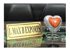 Urna con forma de corazón de metal personalizada de la mejor calidad, bellamente hecha a mano con soporte para cenizas y suministros funerarios para exportación - Product Image 3