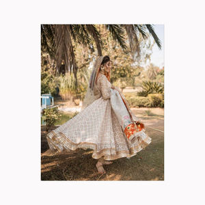 Ensemble Lehenga Choli en tissu de brocart de soie pure de créateur avec chemisier indien de style pakistanais et Banarasi Dupatta - Product Image 2