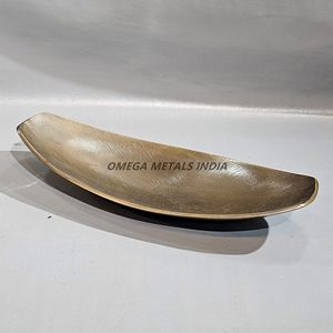 Ensemble de plateaux de service élégants en or avec deux formes de feuilles, idéal pour servir et décorer n'importe quelle pièce - Product Image 6