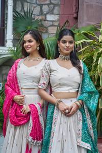 Lehenga Choli de luxe pour femme, en soie mélangée ivoire, avec dupatta en mousseline vert émeraude, par Unity - Product Image 5