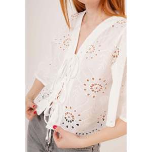 Blusa Corta Blanca con Detalle de Lazos en la Parte Delantera para Mujer, Marca Lustrin, Elegante, Mezcla de Algodón, Manga Corta, Moda de Verano - Product Image 3