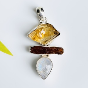 Piedra Lunar en Bruto, Gema de Citrino, Elegante y Único Colgante de Moissanita con Bisel, Joyería Fina para Mujer, Ideal para Fiestas - Product Image 1