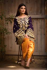 นักออกแบบได้สร้างแรงบันดาลใจให้กับชุดโกต้าแนวชนเผ่าที่มีสไตล์ทันสมัยด้วยชุดเดรสโกต้าปักลายแบบชนเผ่าเนื้อผ้านุ่มที่มีเกลียวแวววาว - Product Image 4