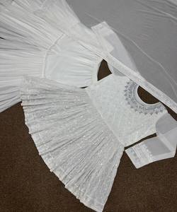 Magnifique robe de réception Kanchipuram avec travail de la pierre Robe de soirée fabuleuse en Georgette avec détails à volants - Product Image 2