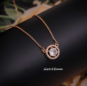 Collier pendentif rond en alliage de haute qualité avec pierres en zircone cubique (AD) plaqué or, bijoux élégants - Product Image 3