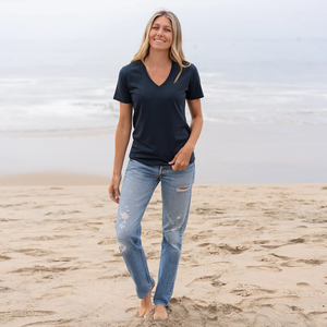 T-Shirt da Donna Blu Navy a Maniche Corte con Scollo a V, 100% Cotone Organico di Lusso Pre-Ristretto Certificato GOTS, Morbida e Traspirante - Product Image 3