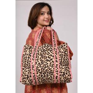Sac fourre-tout matelassé Boho imprimé animal audacieux pour femmes conception de fermeture ouverte pour le travail d'été voyage achats quotidiens - Product Image 1