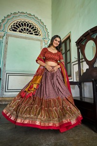 Lehenga Choli de seda Tussar con estampado Kasmiri y trabajo en lámina para bodas, fabricante y proveedor de moda femenina de Surat. - Product Image 2