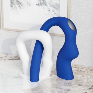 Jarrón Minimalista de Cerámica con Siluetas Intrincadas, Jarrón de Mesa Blanco y Azul Hecho a Mano para Decoración del Hogar - Product Image 3