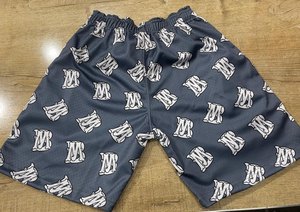 Pantalones cortos de malla de color con logotipo y estampado de sublimación para hombre - Product Image 4