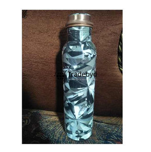 Bouteille en cuivre design de luxe fabriquée à la main pour les amateurs de santé et les amateurs de style de vie naturel par Tradebyd - Product Image 1