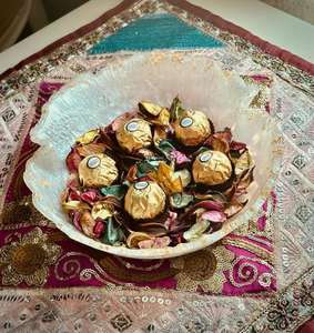 Nouveau bol en résine écologique fait à la main au design moderne poli pour une utilisation en fête avec couverts et vaisselle - Product Image 1