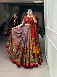 คอลเลกชันผ้าไหม Tussar lehenga สำหรับงานแต่งงานและงานปาร์ตี้พิมพ์ลาย kashmiri พร้อมฟอยล์ - Product Image 2