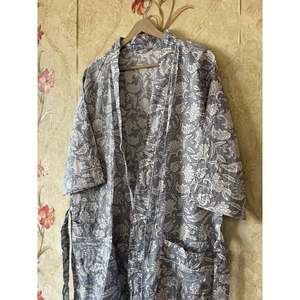 Robe kimono en coton fleuri, respirante et idéale pour les loisirs - Product Image 2