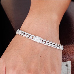 La mejor pulsera de eslabones cubanos de diamantes de lujo solicitada perfecta para fiestas y estilos cotidianos disponible a un precio asequible - Product Image 5