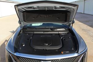 รถยนต์ไฟฟ้า Lyriq RWD รุ่น Debut Edition ปี 2023 สี Sky Cool Gray ภายในสีเทา ระยะทางวิ่ง 312 ไมล์ รองรับระบบ Super Cruise พร้อมจำหน่ายแล้ว - Product Image 2