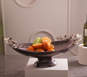 Frutero de metal martillado con asas florales plateadas Cuenco de pedestal de centro de mesa decorativo - Product Image 1